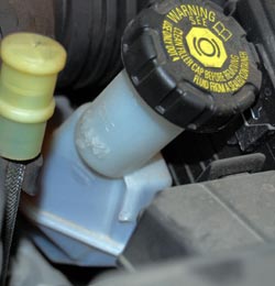 Renault Clio 2007 Brake fluid reservoir